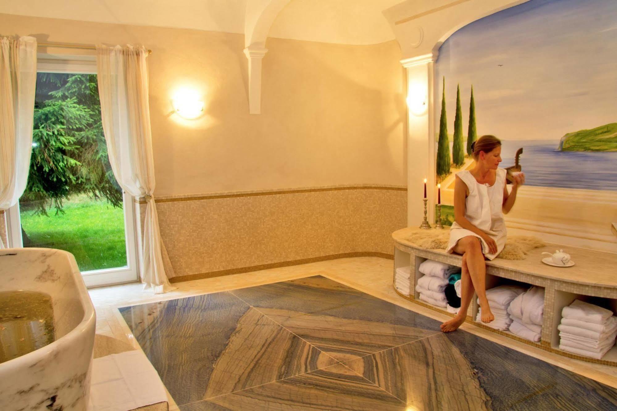 "Gutshof Lilienfein" - Medical Resort & Herbal Spa Im Suedschwarzwald فيدين المظهر الخارجي الصورة